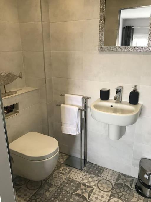 Mumbles - Modern Apartment With Panoramic Sea Views Oystermouth ภายนอก รูปภาพ